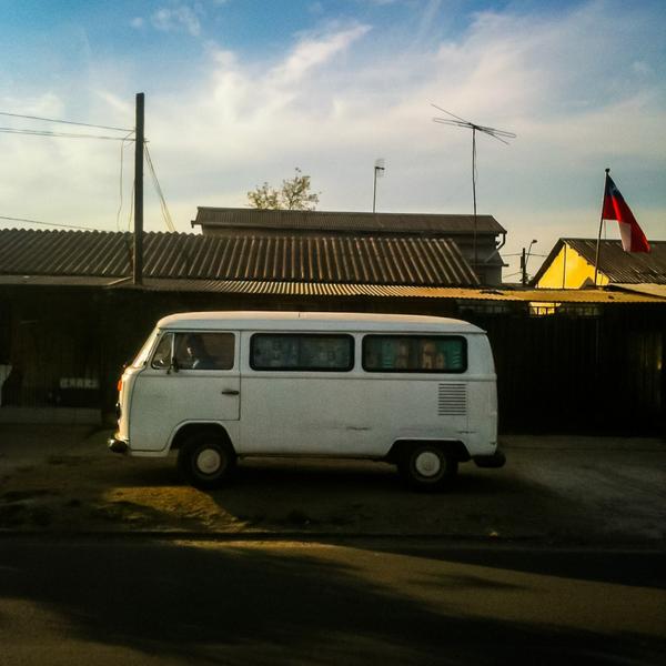 Babel_Photo's tweet photo. DLV#23 : A Santiago, les Combi VW font parti du décor. Une série d'Arthur Dressler : http://t.co/3yRORVNS9W http://t.co/dQQ5XZuaea