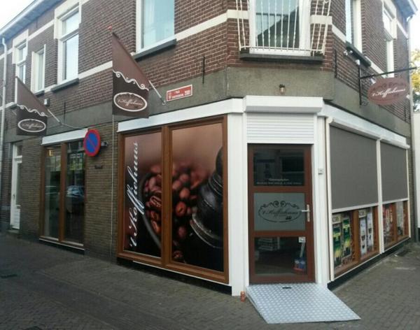 <a href="/KoffiehuusT/">'t koffiehuus </a> -Full colors op buitenmuur, frosted op toegangsdeur, uitgangbord in stijl en broekvlaggen aan zijgevel.