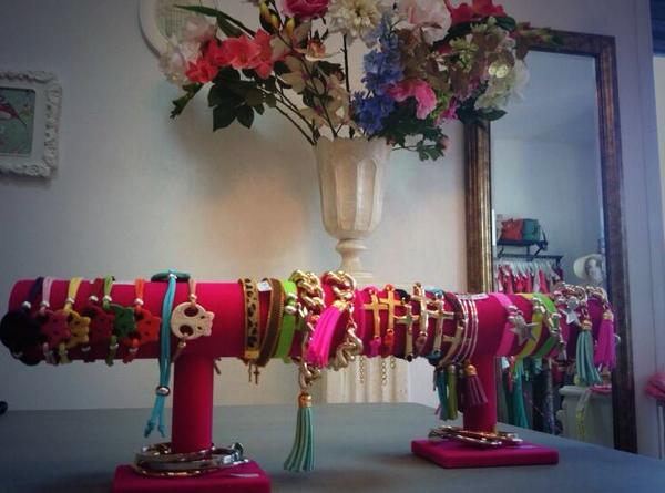 Atelier_Sj's tweet photo. Pulseras monisimas en Atelier boutique!! 
Borlas, estrellas, cruces, calaveras...las últimas tendencias para ti ! http://t.co/cxca1EVAca