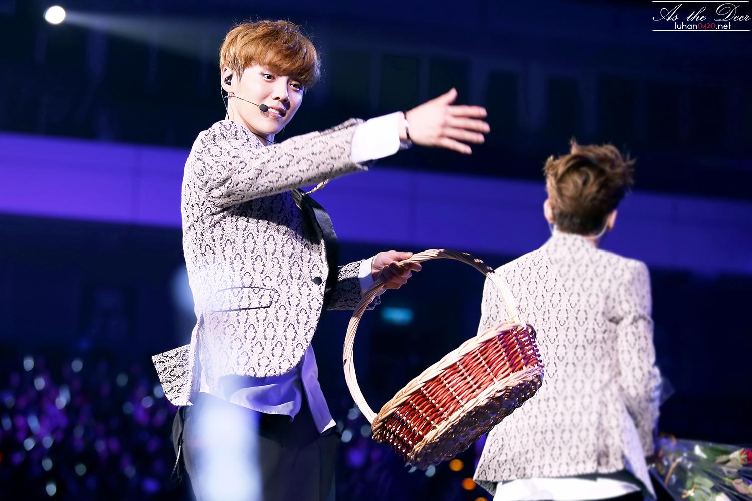 [FANTAKEN] 140712 EXO Concert "The Lost Planet" in Taipei - Day 2 [76P] BsmD8FECAAIib62