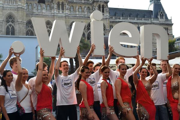 Die TänzerInnen des HSV-Zwölfaxing baten am Wiener Rathausplatz zum .wien-Tanz-Flashmob :)
youtube.com/watch?v=SXBQSj…