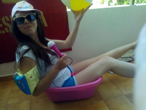CholyAlba's tweet photo. K calorrr!!!buenos mal k tengo piscina en casa sino nose k haria http://t.co/sawRj8m2DM