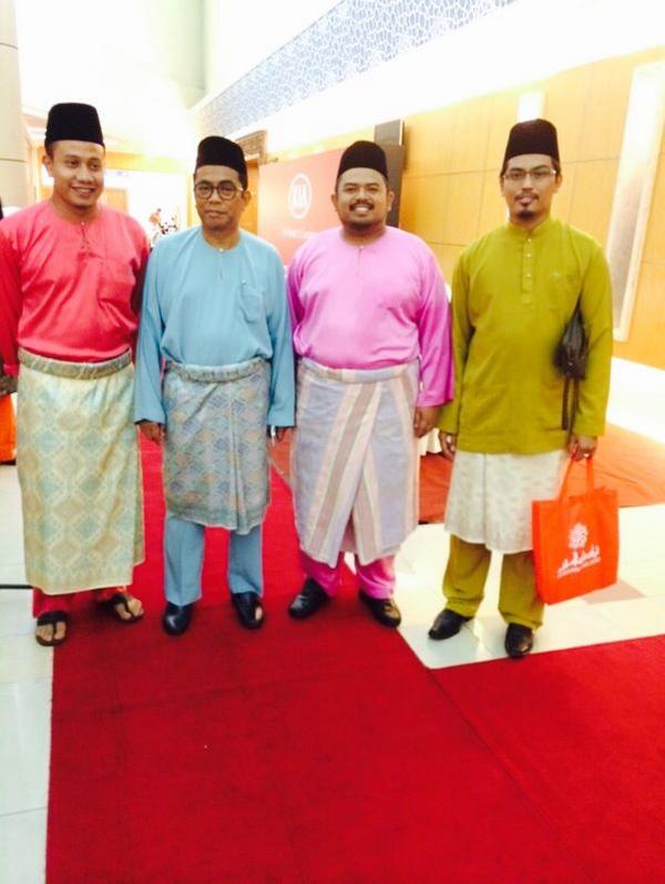 AlifRahim's tweet photo. Berbuka puasa bersama YAB MB Johor.Bantuan Belia Islam.MB Johor steady. @khalednordin @AzmanJaafar_AJ http://t.co/COJxEONAx9