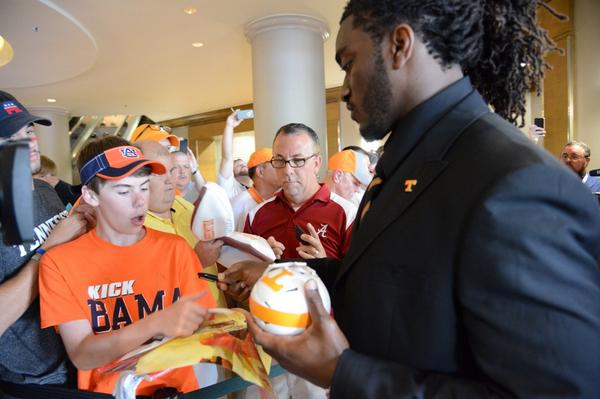 Vol_Photos's tweet photo. Bama fans and Auburn fans getting autographs from @aj_thebeast_45 :) http://t.co/1QiCJ7I0Xo