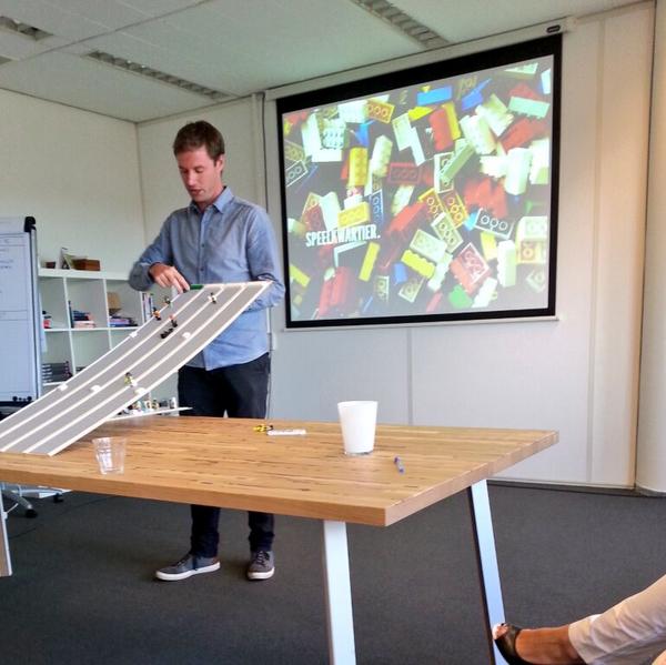 SHulsenboom's tweet photo. Praktisch idee uitgevoerd ;) RT @presenter: Pizzasessie. Binnenkort werken wij intern met een planbord van lego! http://t.co/1MVO079wee
