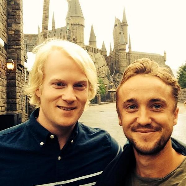 Tom e Cliff San oggi davanti a Hogwarts al Wizarding World in Giappone. - 15.07.2014