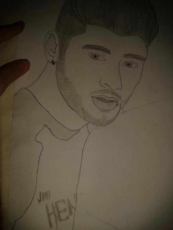 ihairlystyles's tweet photo. @zaynmalik is finished on my big poster
#DRAWINGHUGE1DPICTURE @onedirection http://t.co/0dT2K5M5Yw