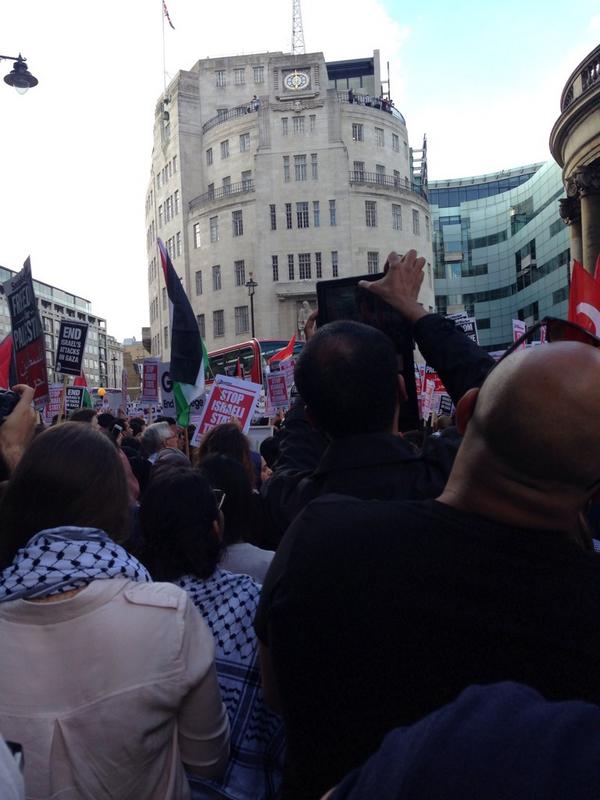 iz__zy's tweet image. 1,000 protesting outside @BBCNews in London against biased media coverage of #gaza #freegaza #bbcprotest #palestine