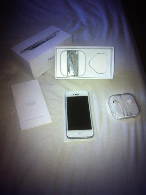 CraigySam's tweet image. For sale. iPhone 5 16gb white with silver trim. Brand new. £350 Ono. Direct message for info