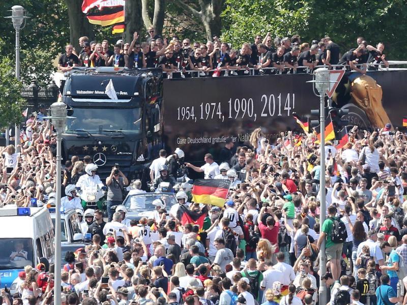 Satoshi Satoshi Makoto ラブパレード復活かと思った Euro Tour ドイツ 代表チームが帰国 優勝パレードに25万人のファン 7 15 Afp 首都ベルリンでは優勝パレードが行われ ブランデンブルク門前の特設会場には25万人以上のファンが詰めかけた Http