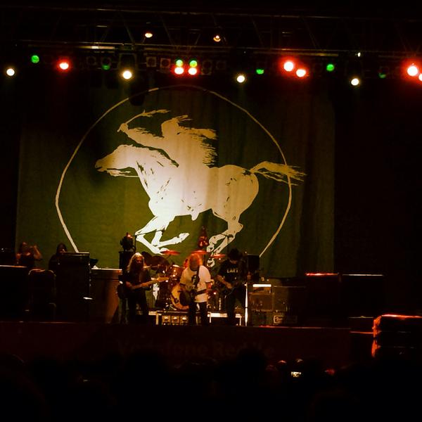 Muhtesem deneyimi ile gitara doyuruyor #NeilYoung hosgeldin baba!  thanks for welcoming <a href="/Neilyoung/">Neil Young</a> 🎸🎶🎤