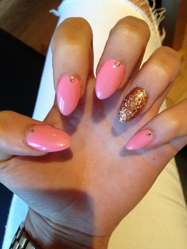 lucysherlock20's tweet photo. Thanks @L1Nails for my graduation nails. Love them #pink #glitter #graduation http://t.co/QNpgn1qAEK
