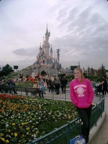 KrisHarrington0's tweet photo. Euro Disney ☺ http://t.co/eWmxWFgmMZ