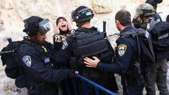 boo7Kuw's tweet photo. صورة مؤثرة لامرأة فلسطينية تستصرخ أمة قد مات ضميرها منذ أعوام !
أين عمر بن الخطاب ، وخالد بن الوليد
وعمرو بن العاص http://t.co/m2bco1inLA