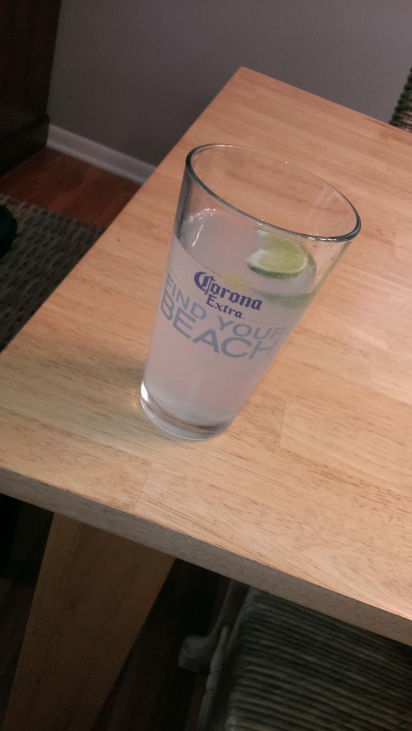 joshuatstanton's tweet image. How men can pull off a Smirnoff Step 1 add a beer glass Step 2 add a lime Step 3 pretend its not sweet #ManLessons