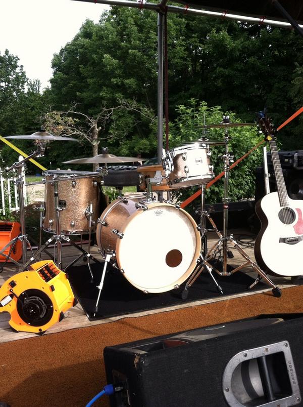 rjdrumz's tweet photo. @DrumBumCaitieT here's my gretsch kit..similar to yours :) http://t.co/r6JmkEGOvr
