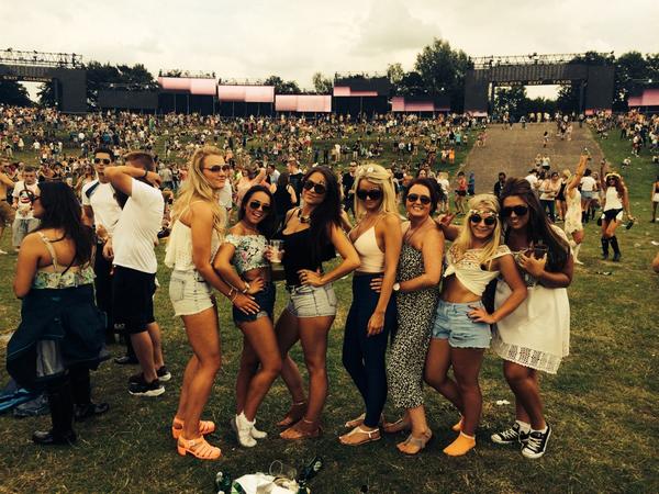 TamsynFranceska's tweet photo. #girls #EDC  @amie_rooney @EmmaCarvell @bone_charlotte @LaurenCarvell @Lm_rooney 🌺💛🌺💛 http://t.co/2jcnRWlJcs