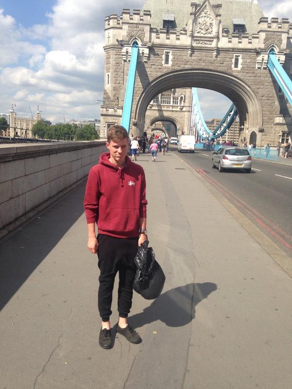 Samkingftw's tweet photo. Me on a hungover walk across London to the car #thuglyfe #dunknoe http://t.co/cJhoFkuQmd