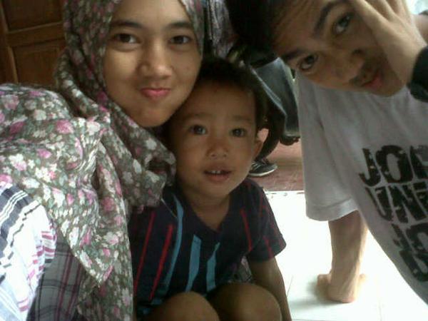dewiyayanSR's tweet photo. 2 orang menyebalkan :') :* ({}) http://t.co/afrlDVEgUk