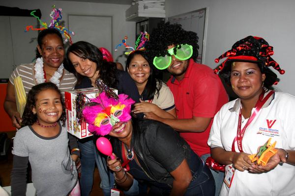 Minhvi_Oficial's tweet photo. El #MPPVH celebra el día del niño con entrega de obsequios para los chipilines de la casa http://t.co/MUqHnpB8Ve http://t.co/iHcvhYaZOn