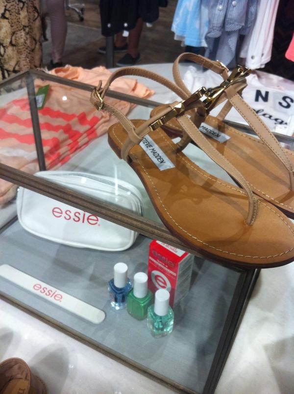 stephaniecarino's tweet image. Love me some bows! #piperlime #essie #mojitomadness