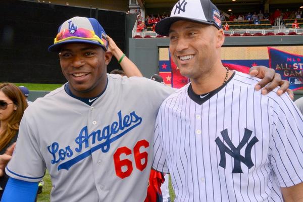 MLB's tweet photo. Derek Jeter is very popular among his fellow All-Stars. #ASG http://t.co/22BccqWCkB