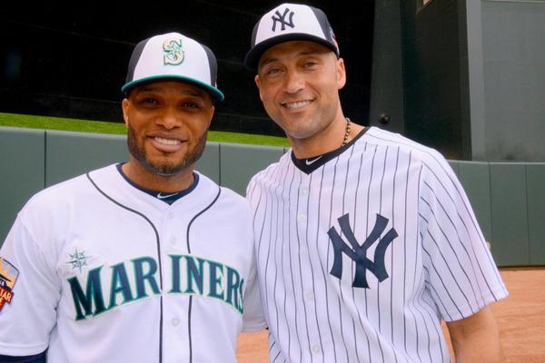 MLB's tweet photo. Derek Jeter is very popular among his fellow All-Stars. #ASG http://t.co/22BccqWCkB