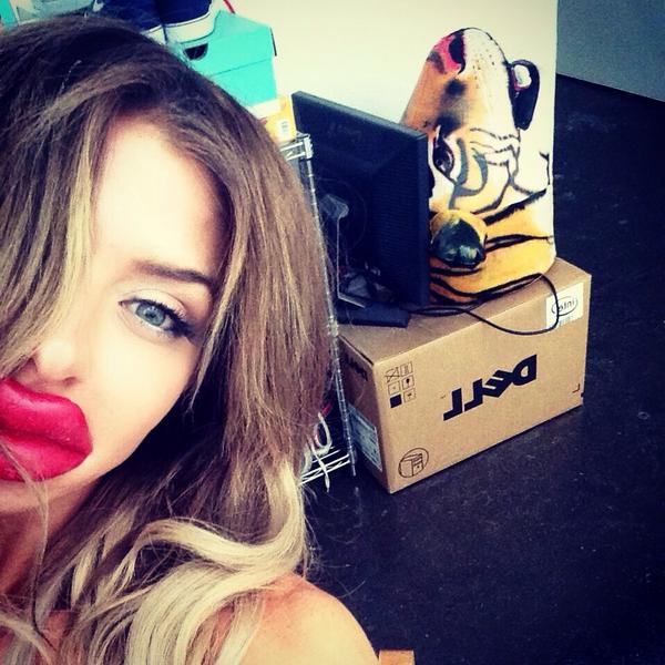 FitJaimielynn's tweet image. Just wrapped a two day shoot with @blumphotography things got a little nutty in his mad house 😜 #mattblum #waxlips