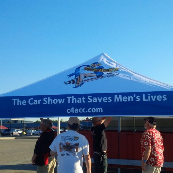 CruisinforaCure's tweet photo. At the #oakville #bostonpizza cruise night!!! Come say hi and get info on the car show!! @MeaghanTuffy http://t.co/9D5RNuQ1PO