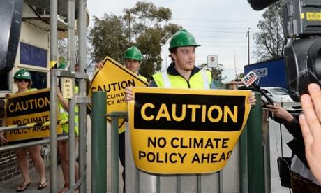 ElaineMcKewon's tweet photo. Reckless #climate policy: product of right-wing opportunism, Murdoch media &amp; fossil fuel lobby http://t.co/WnWk6gWbTH http://t.co/YVTKV28wOK