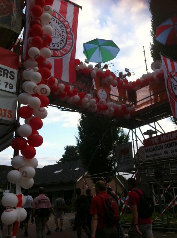 miepie1966's tweet photo. Ze zijn begonnen dweilorkest de neutekrakers @CorineGLD http://t.co/STOGhXLxvp