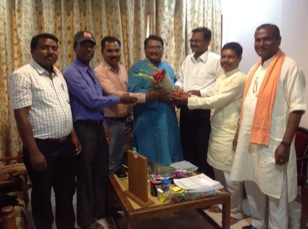 jualoram's tweet photo. To-day Oraon Samaj Sudhar Samiti, Chhatisgarh led by Shri Batadev Oraon called on me at Odisha Bhawan. http://t.co/4CxiMFI4kK