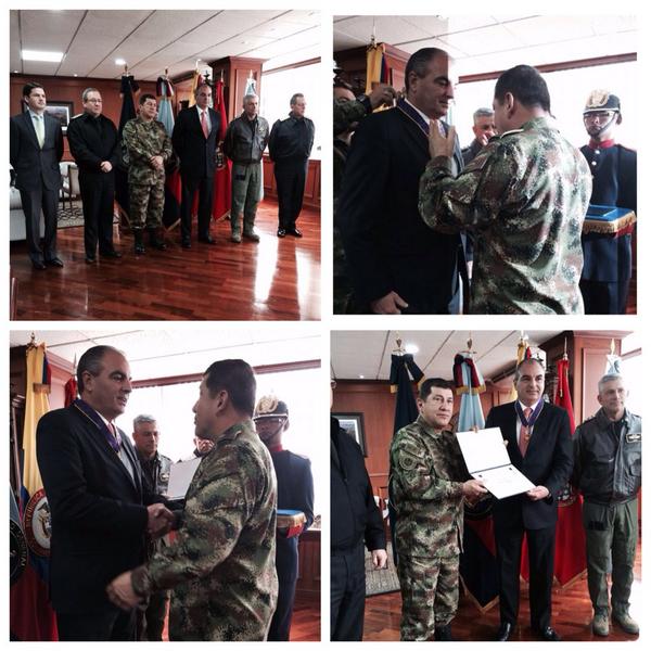 Cdte @FuerzasMilCol impone condecoración medalla #FeEnLaCausa del #ComandoGeneralFFMM al señor @MinInterior