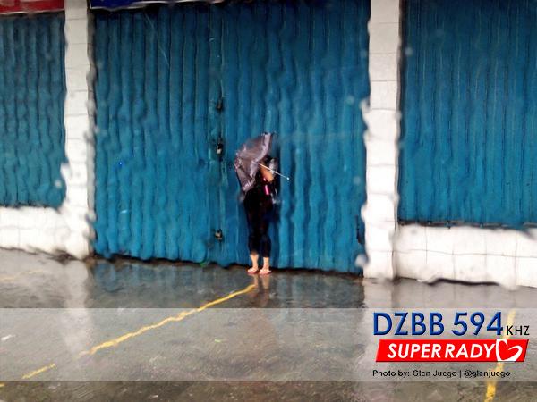 dzbb's tweet photo. PHOTO: This woman can't even take a step due to strong wind. #GlendaPH | via @glenjuego http://t.co/xKWEWxqU10