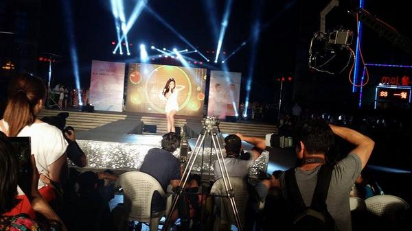 SongaYun's tweet photo. 민송아~ 중국의 지상파 방송, China Weihai TV "미스여행선발대회" 오디션 프로그램에 심사위원으로 출연중이에요. 오천명 앞에서 노래도 부르고 왔어요ㅋㅋ쑥쓰~~ http://t.co/2ybvdeYVSv