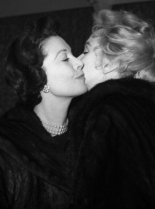 Maplecat Eve 王子と踊子 の撮影を終えアメリカに帰るマリリン モンローとハグするヴィヴィアン リー １９５６年１１月 マリリン ７日間の恋 好きにはたまらない写真 Http T Co Ckukqwhfeo Twitter