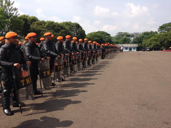 GeneralMoeldoko's tweet photo. Memberi arahan di Markas Kopaskhas dlm rangka peninjauan pengamanan Pemilu http://t.co/HOgskDaNdR