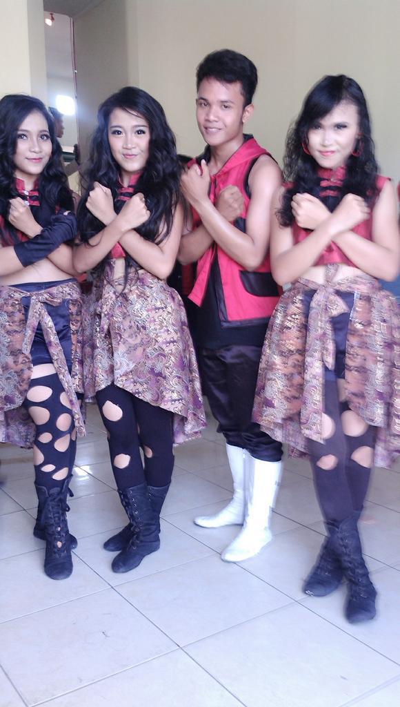 EXPDnce's tweet photo. Show at Dharmasraya *latepost http://t.co/l8rEX09E0X