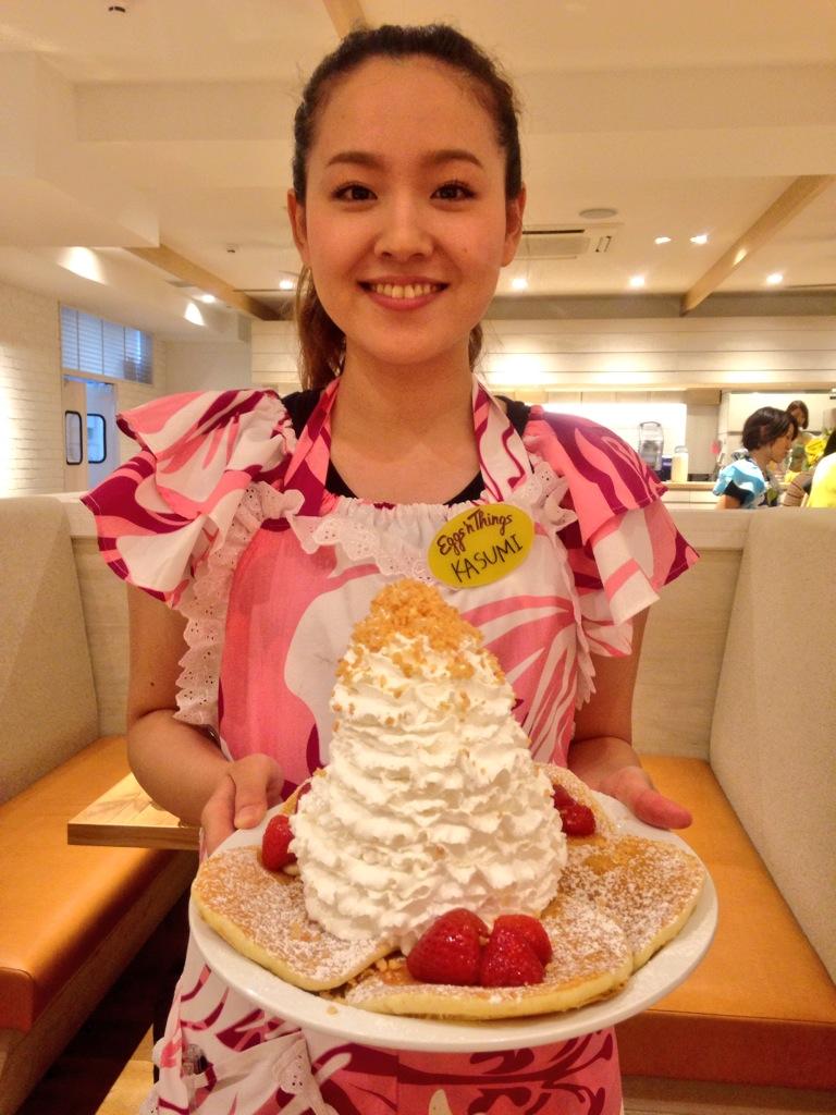九州ウォーカー Eggs N Things福岡天神店のプレオープンにやってきました 1番人気のパンケーキ 贅沢にダブルホイップでオーダー すんごい迫力です ハワイアンな制服のスタッフさんもかわいい 7 18 金 9 00オープンです Http T Co 3tkbmxysfl