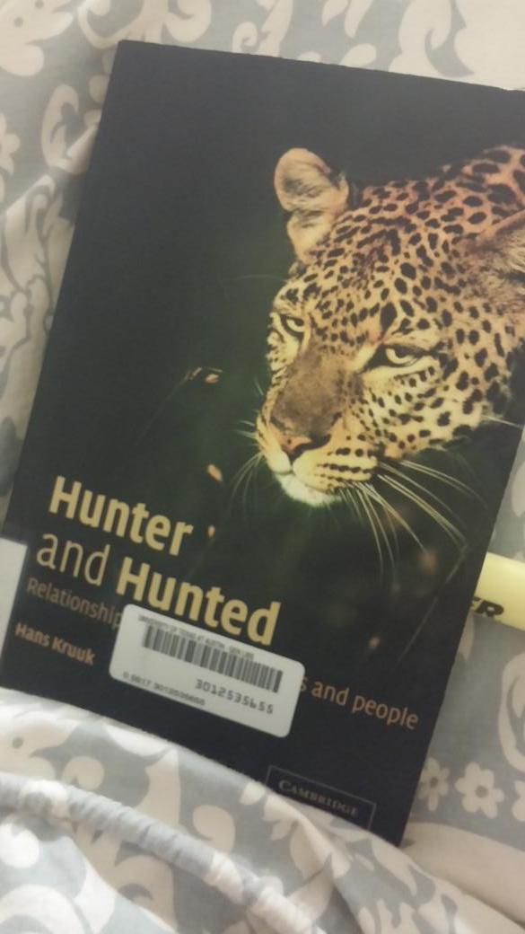 kallidoubleday's tweet photo. Little bit of night reading #HunterAndHunted #carnivores http://t.co/V42Vnkv8iq