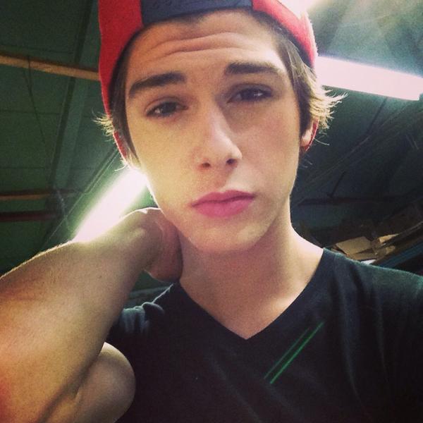 carlchiasson_'s tweet image. Retweet for a follow / goodnight DM ! :)