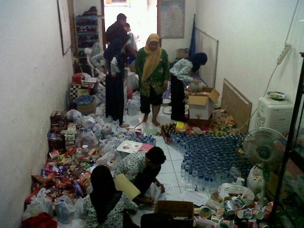 Persiapan SMKN 2 Sby bagi-bagi ta'jil #lossmkn2sby (@ ruang osis)