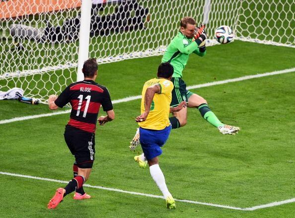 Goalkeeper010's tweet photo. I think This save by Neuer was one of the best saves of the World Cup, what did you think was the best save? http://t.co/gmsLQlYS1S