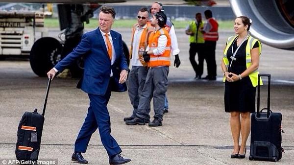 Juan_MataGarcia's tweet photo. [@HerreraStuff_] Kabarnya LvG sudah sampai di bandara Manchester. #LvG #mufc http://t.co/KrzQoxPOdE http://t.co/bKz8qjjOkU