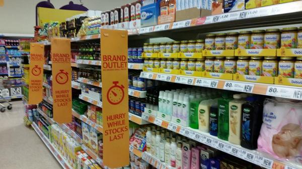 GallioGary's tweet photo. Brand outlet arrives at Redruth (with photo attached !!) # showmethemoney @SarahLawls @Emmamoys http://t.co/dY0z8T4Mfw