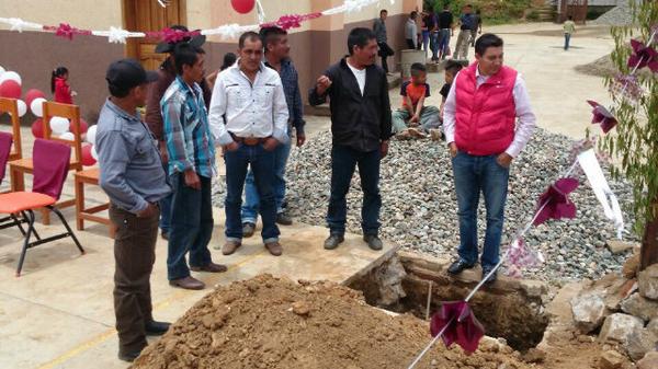 manolo_leon's tweet photo. Supervisando obras en Santa Maria Amialtepec, Juquila! #TierraDeFe! http://t.co/8p3V2d4zeH