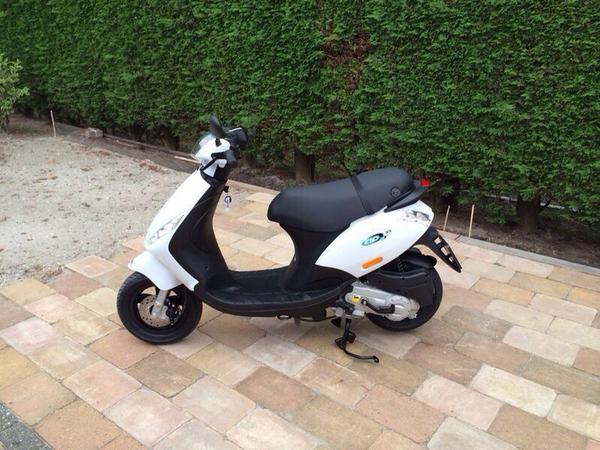 Mooodj's tweet photo. @WestlandersNu Vannacht witte piaggio #zip #gesloten in #'s-Gravenzande (laan der verenigde naties) Kt nr: F 503 HH. http://t.co/VjcgjyffiI
