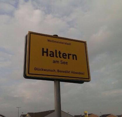 HansSarpei's tweet image. !!! “@RaphaelBrinkert: Haltern am See begrüßt den Weltmeister @BeneHoewedes ;) @s04 @TuSHaltern http://t.co/F5K1byx89U”