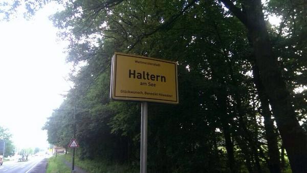 HansSarpei's tweet image. !!! “@RaphaelBrinkert: Haltern am See begrüßt den Weltmeister @BeneHoewedes ;) @s04 @TuSHaltern http://t.co/F5K1byx89U”