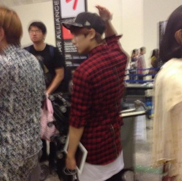 USBTSARMY's tweet photo. Jungkook at LAX heading back to Korea (cr: minatwonnie) #BTS #방탄소년단 #BTSinLOSANGELES #ByeBTS http://t.co/9XuDCOtMcn